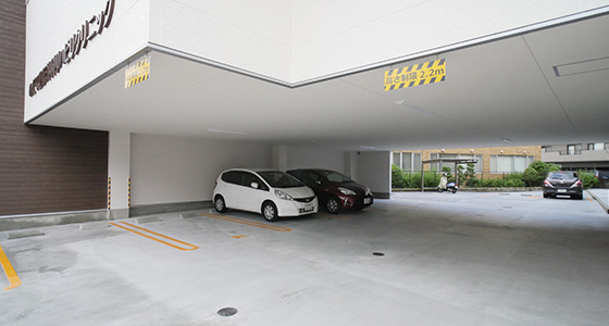 全天候型の駐車場完備